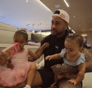 Neymar Jr. compartilha rotina com as filhas e declara: Sempre quis ser pai de menina