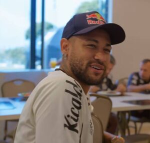 Neymar Jr. revela que costuma discutir assuntos polêmicos com amigos: Estão aqui para isso
