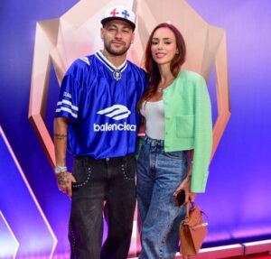 Passeio em família! Neymar Jr. vai ao cinema com Bruna Biancardi e filhas: Cineminha com elas