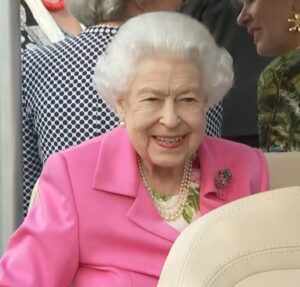 Rainha Elizabeth II teria ficado empolgada ao conhecer filha de Príncipe Harry e Meghan Markle, diz livro