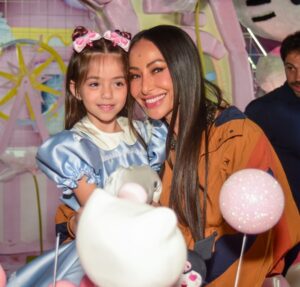 Filha de Sabrina Sato brinca com salto de grife da mãe e diverte a web com caras e bocas