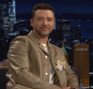 Imagens inéditas de prisão de Justin Timberlake por dirigir embriagado são divulgadas