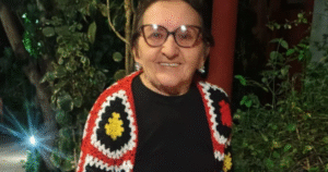 Tânia Maria, de ‘O Agente Secreto’, vende tapetinhos de banheiro 