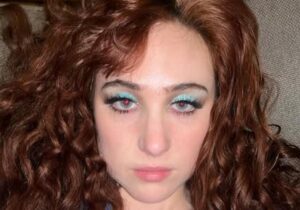 Cantora Chappell Roan nega ter agredido fã mirim no Brasil após polêmica