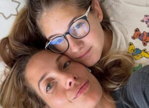 Modelo desabafa após filha morrer de infarto: “Tudo ainda dói”