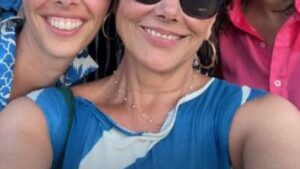 Aos 59 anos, atriz da Globo aparece em passeio com a namorada 12 anos mais nova