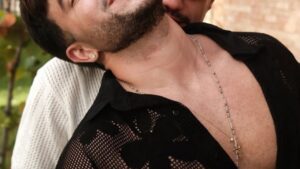 Aos 27 anos, influenciador posta foto ganhando beijo no pescoço de ex-BBB e desabafa: “Preciso namorar”