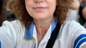 Quem é a atriz brasileira de 62 anos que raspou o cabelo e venceu o câncer?