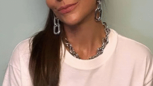 Aos 53 anos, cantora com fortuna de R$ 650 milhões quase seguiu carreira em medicina antes da música