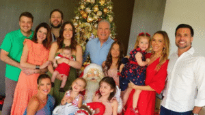 Aos 38 anos, influenciadora surge com marido que é 33 anos mais velho do que ela