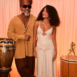 Carlinhos Brown aparece ao lado da filha Cecilia Buarque durante evento em São Paulo