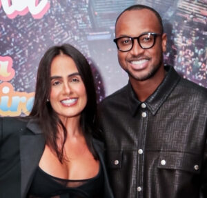 Carol Peixinho e Thiaguinho encantam ao mostrar filho conhecendo o mar da Bahia