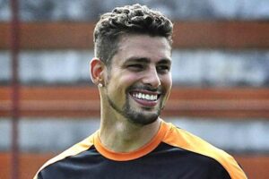 Cauã Reymond convoca fãs para assistir reprise de Avenida Brasil