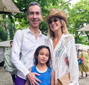 César Tralli sai para jantar com a filha e brinca: Minha Garotinha de Ipanema