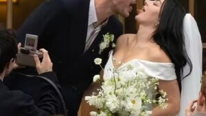 Com fortuna de R$ 52 milhões, cantora oficializa união em cerimônia reservada com músico britânico