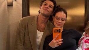 Chay Suede chama atenção ao abrir álbum de viagem com a esposa e a filha: ‘Família linda’