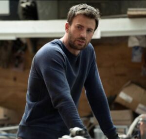 Chris Evans e Alba Baptista fazem primeira aparição juntos desde o nascimento da filha