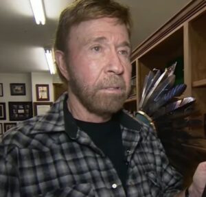 Filha de Chuck Norris lamenta morte do pai e faz homenagem emocionante: Seu coração era repleto de amor