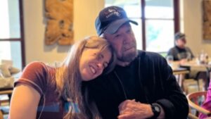 Filha de Chuck Norris comove com despedida: ‘Há tanta coisa que eu gostaria de dizer’