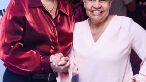 Aos 55 anos, atriz afastada da TV faz rara aparição com a namorada em evento no Rio