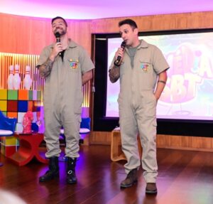 Com piadas sem filtro, Victor Sarro e Rodrigo Capella comandam novo humorístico no SBT