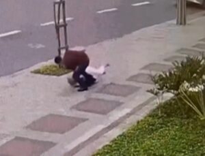 Adolescente de 15 anos joga idosa no chão e rouba pulseira de ouro; VEJA VÍDEO