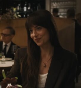 Dakota Johnson é flagrada aos beijos com cantor e confirma romance