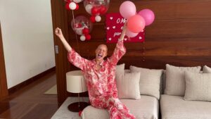 Aos 32 anos, atriz diagnosticada com câncer após viver personagem com a doença celebra nova fase