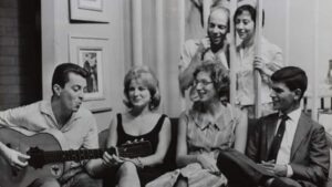 Aos 88 anos, diretor afastado da TV vive relacionamento duradouro com mãe de humorista famoso