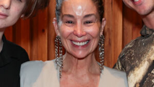 Danielle Winits faz rara aparição com os dois filhos, que já estão mais altos do que ela