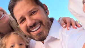 Aos 46 anos, ex-apresentador da Globo encanta ao mostrar novas fotos com os filhos