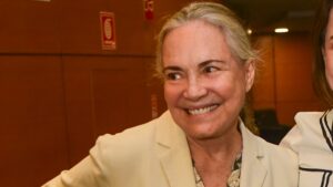 Aos 51 anos, filha de Regina Duarte rouba a cena em rara aparição em público com a mãe