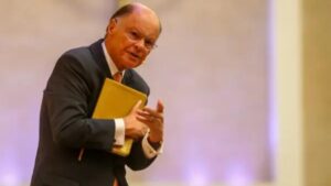 ExclusivoFilho de Edir Macedo faz fotos sensuais enquanto família aparece em helicóptero para evento da Universal