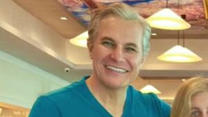 Parecidos? Mãe e irmãos de Edson Celulari roubam a cena em rara foto de família