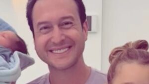 Aos 45 anos, apresentador da Record surge em foto inédita com os três filhos