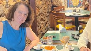 Filho de Elizabeth Savala chama a atenção em rara aparição com a atriz: ‘Lindos’