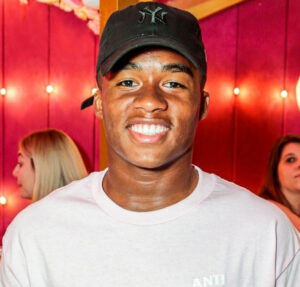 Endrick fala do choro ao lado da esposa Gabriely Miranda após a vitória da Seleção e ela se declara: Eu te amo