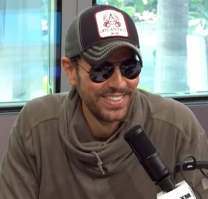 Esposa do cantor Enrique Iglesias divulga nome do quarto filho