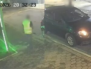 Entregador destrói garrafa de espumante após arremessar encomenda por cima de muro; VEJA VÍDEO