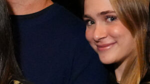 Aos 19 anos, filha de Gabriela Duarte prestigia a madrasta famosa em noite no teatro