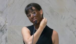 Fabiana Bolsonaro pinta o rosto de marrom durante Sessão do Plenário: “Virei negra”