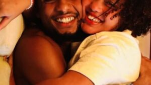 Aos 28 anos, galã da Globo compartilha fotos raras com a filha adolescente