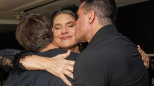 Aos 14 anos, filho de Priscila Fantin surge em registro raro ao lado da atriz; foto