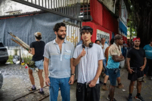 Filho de Wagner Moura publica foto rara com o pai e se declara nas redes