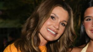 Flávia Alessandra e a filha esbanjam estilo em evento com looks chamativos