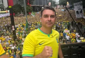 Flávio Bolsonaro reage às críticas dos EUA sobre PIX; veja vídeo