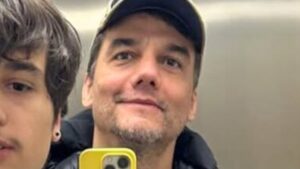 Aos 19 anos, filho de Wagner Moura compartilha foto raríssima com o pai: ‘Te amo’
