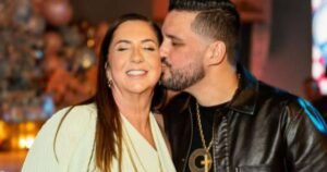 Poucos meses após anunciar término, mãe de Virginia Fonseca reata namoro com cantor