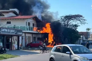 Avião cai em restaurante e provoca explosão no RS; veja vídeo