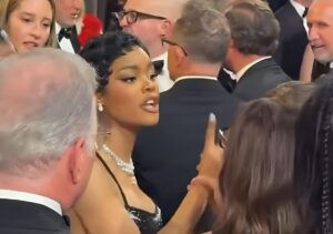Atriz de filme premiado acusa segurança de empurrão durante o Oscar; veja vídeo